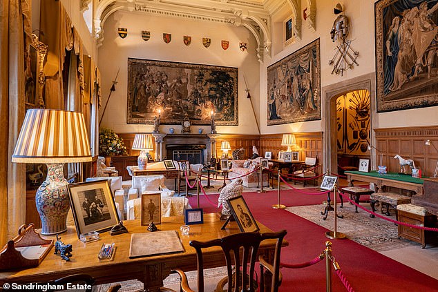 The same fireplace from the photograph of Andrew Mountbatten-Windsor can be seen in this image
