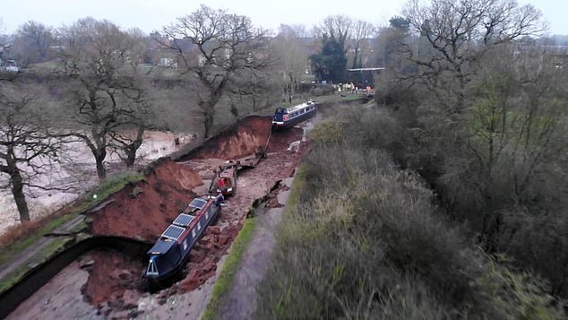 Water rapidly drained from the section of the canal where three narrowboats were moored