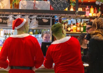 What hours are the pubs open on Christmas and Boxing Day?