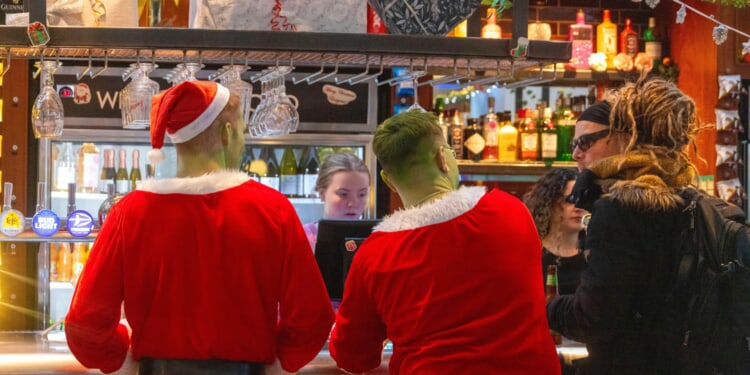 What hours are the pubs open on Christmas and Boxing Day?