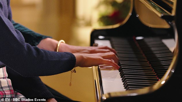 Both Kate and Charlotte wore golden bracelets on their wrists as they played Holm Sound