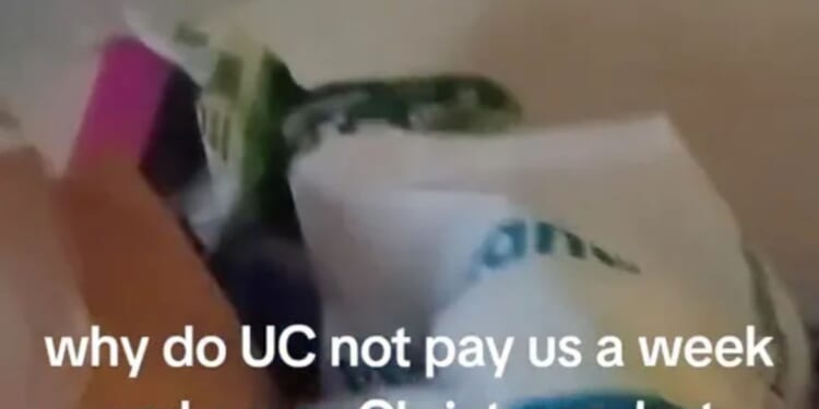 Mum on UC fumes at government for ‘making us run around on Christmas Eve’ but trolls say she ‘should be grateful’