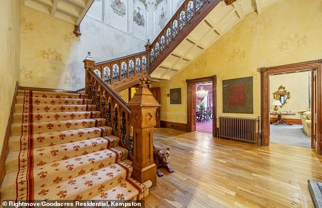 The staircase is made of oak surrounded by decorative Bathstone around the three sided gallery.