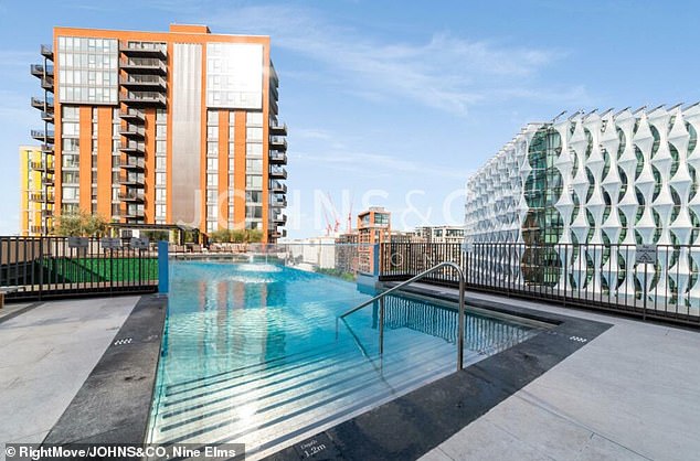 This flat has access to the famous glass bottom pool which stretches between two towers