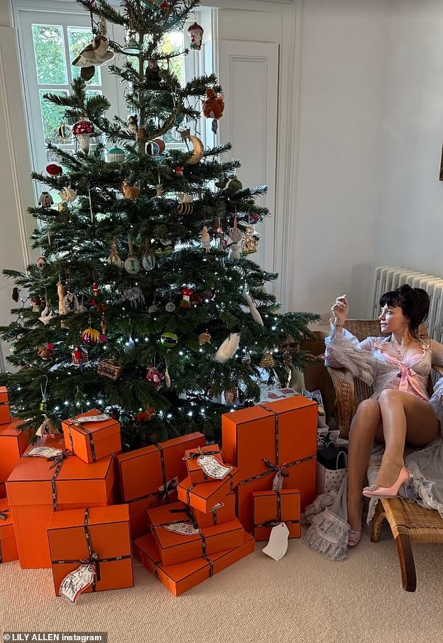 And after admitting to getting therapy for her shopping addiction, Lily's tree was adorned with loads of expensive orange Hermès parcels