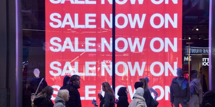 Shoppers set to fork out £253 in Boxing Day sales