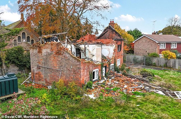 But house-hunters were left in stitches as they mocked the Rightmove listing for a hard-to-miss reason