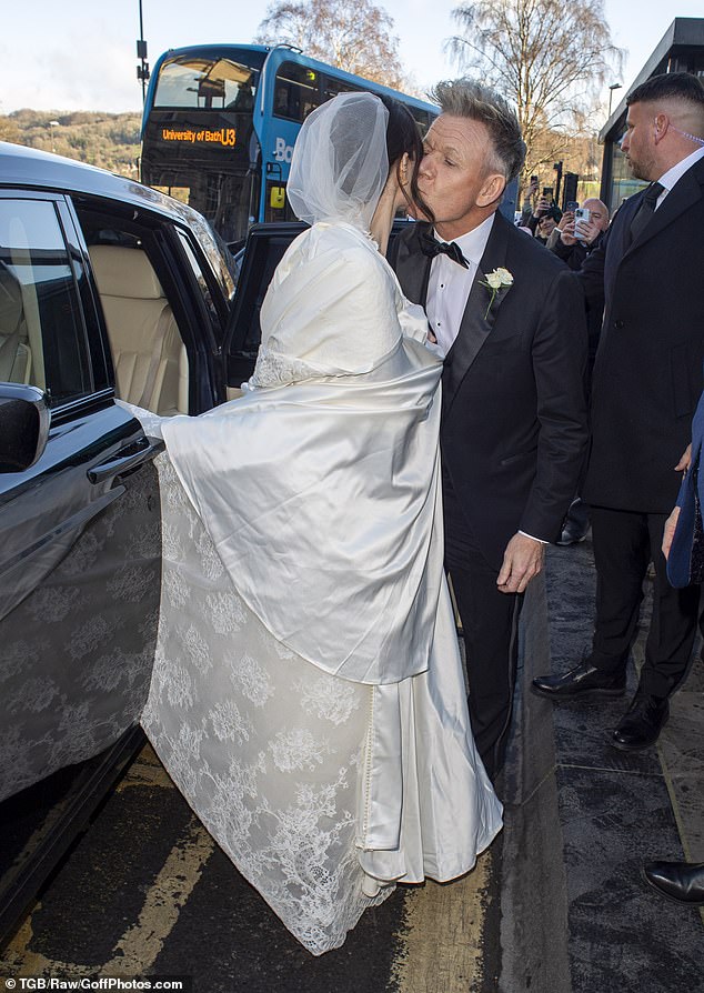 Making her way out of the car to the highly-anticipated event, the glowing wife-to-be planted a kiss on her father's cheek before he guided her through the crowd