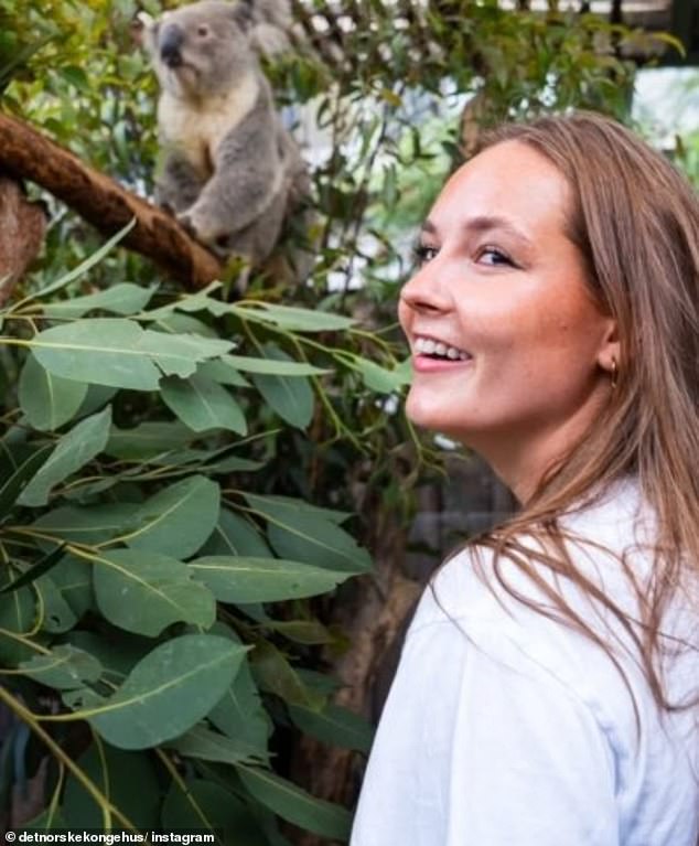 She looked like any other tourist, blending in by wearing a casual outfit of jeans and a white T-shirt