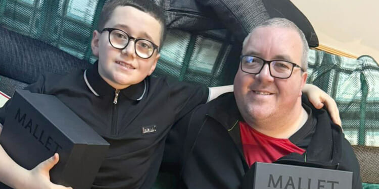 Stephen Bunting releases statement condemning 'really hurtful' abuse from trolls towards son Toby after World Darts exit
