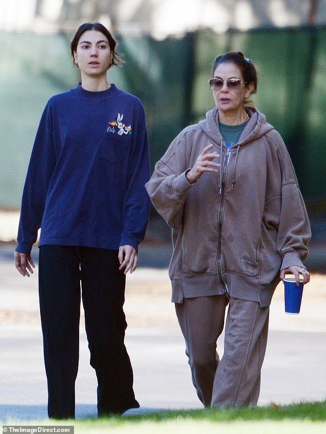 The 61-year-old former Desperate Housewives star was nearly unrecognizable as she skipped makeup and wore an oversize beige sweatsuit