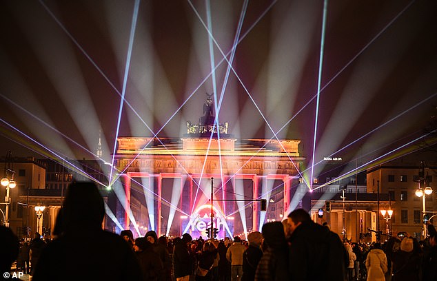 A laser show can be seen at the "Yeah 26" event at the Brandenburg Gate on New Year's Eve in Berlin
