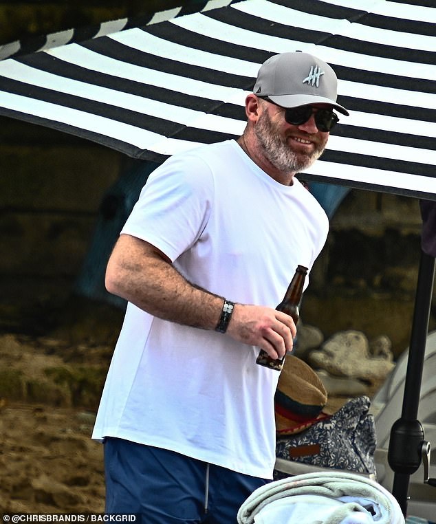 Wayne continued to sport his beard as he enjoyed a beer ahaha