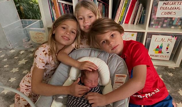 Enrique Iglesias and Anna Kournikova shared the first photo of all four of their kids on Sunday