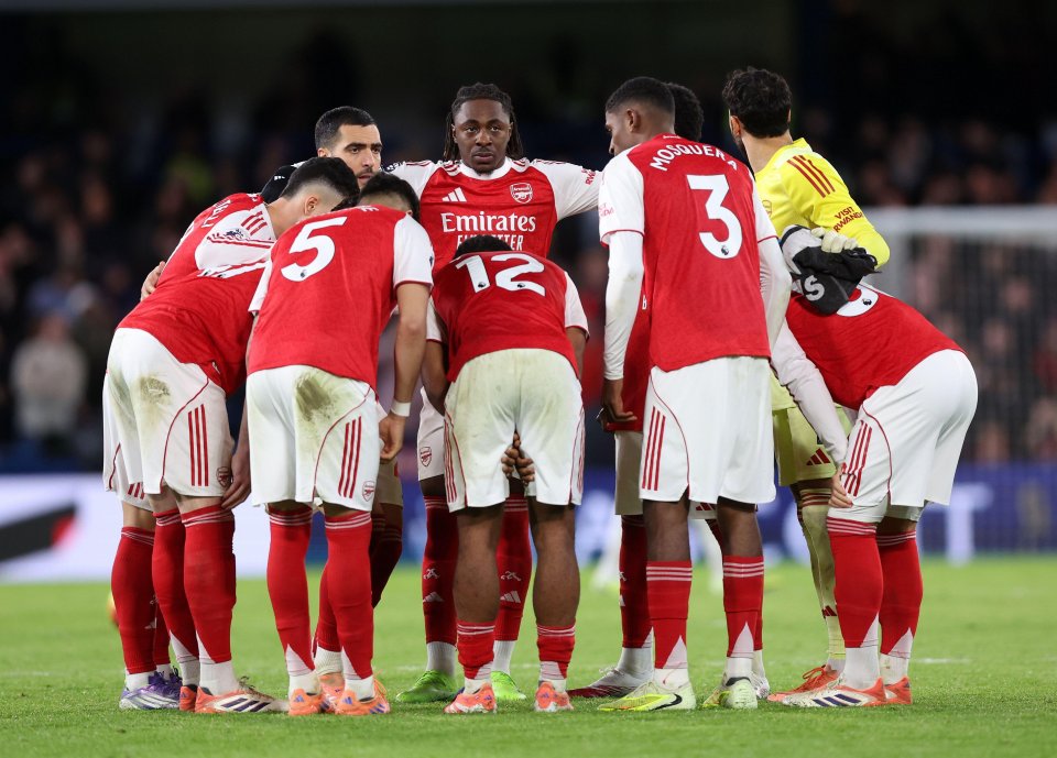 London, UK. 30th Nov, 2025. Eberechi Eze of Arsenal in his team huddle during the Chelsea vs Arsenal Premier League match at Stamford Bridge, London. Picture credit should read: David Klein/Sportimage Credit: Sportimage Ltd/Alamy Live News