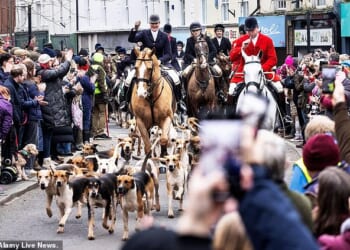 Hunting supporters have defied opposition from Chris Packham and the local council to go ahead with their centuries-old Boxing Day meet