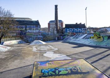 English voters tire of centrist tradition, seek solutions on fringes