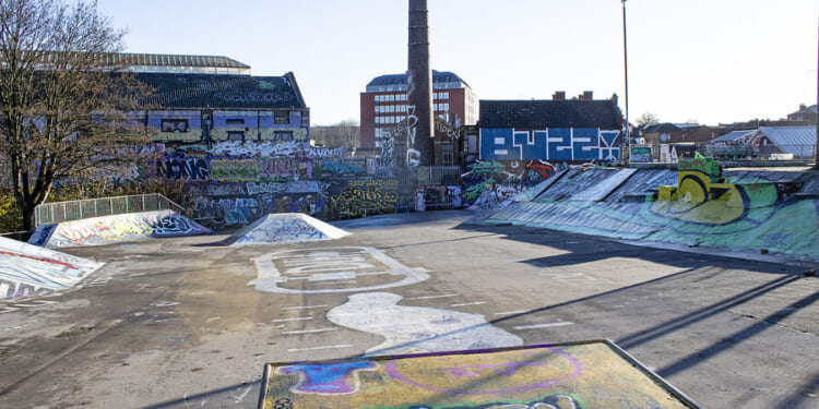 English voters tire of centrist tradition, seek solutions on fringes