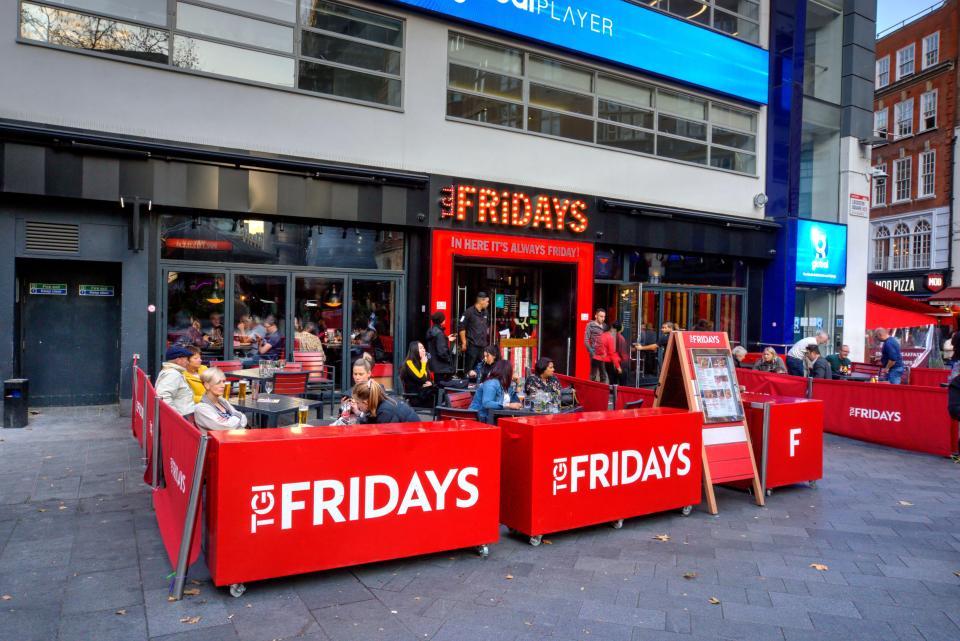 the outside of a restaurant called friday 's
