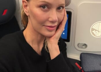 A 90s popstar showed off her age-defying looks in an Instagram post on Wednesday