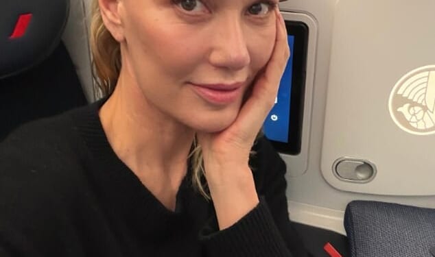 A 90s popstar showed off her age-defying looks in an Instagram post on Wednesday