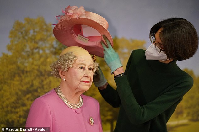 In 2022 the museum unveiled a statue of Queen Elizabeth II with half a wig, showing her bare scalp hidden under a hat