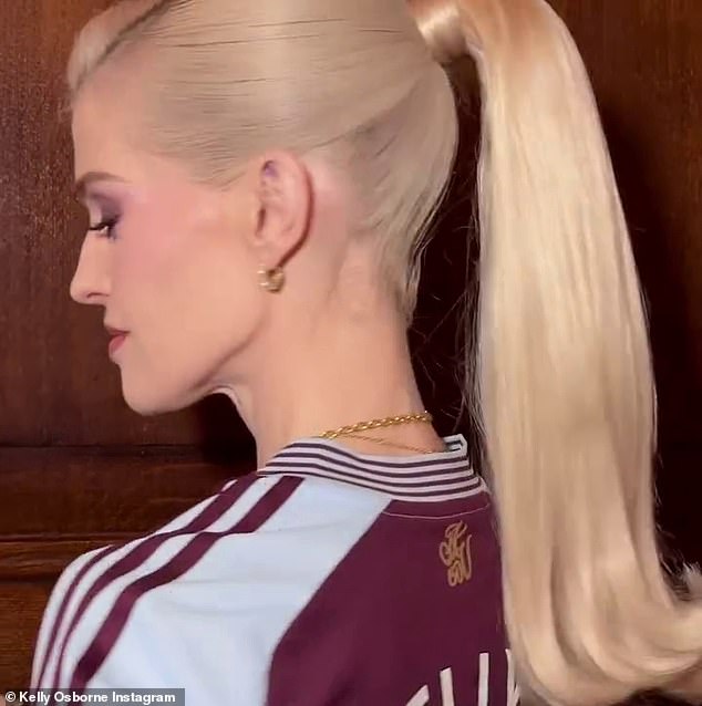 She styled her long blonde glossy locks into a high ponytail