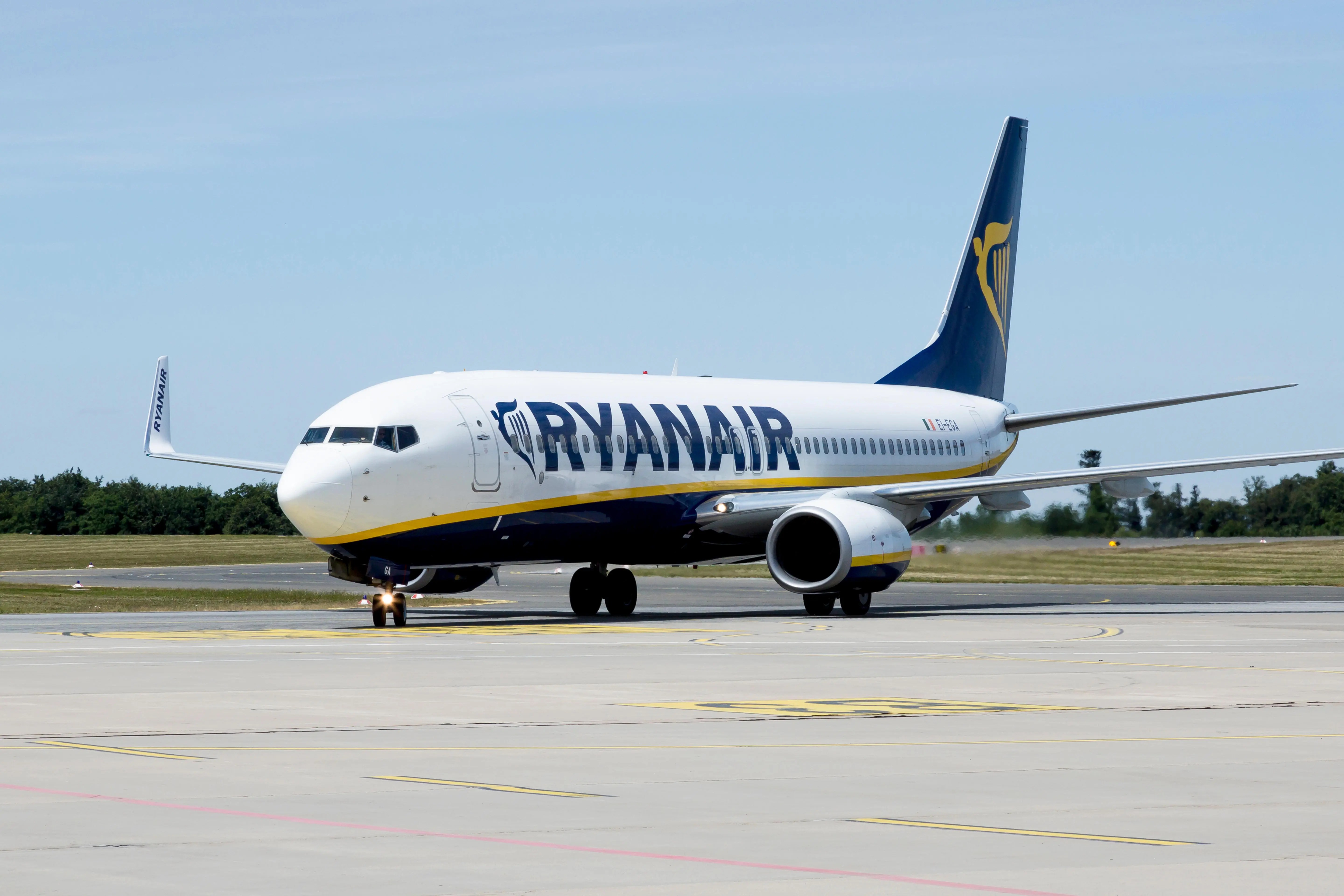 Boeing 737-800 of low-cost airline Ryanair at Frankfurt-Hahn Airport, Hahn Airport near Simmern, Rhineland-Palatinate, Germany