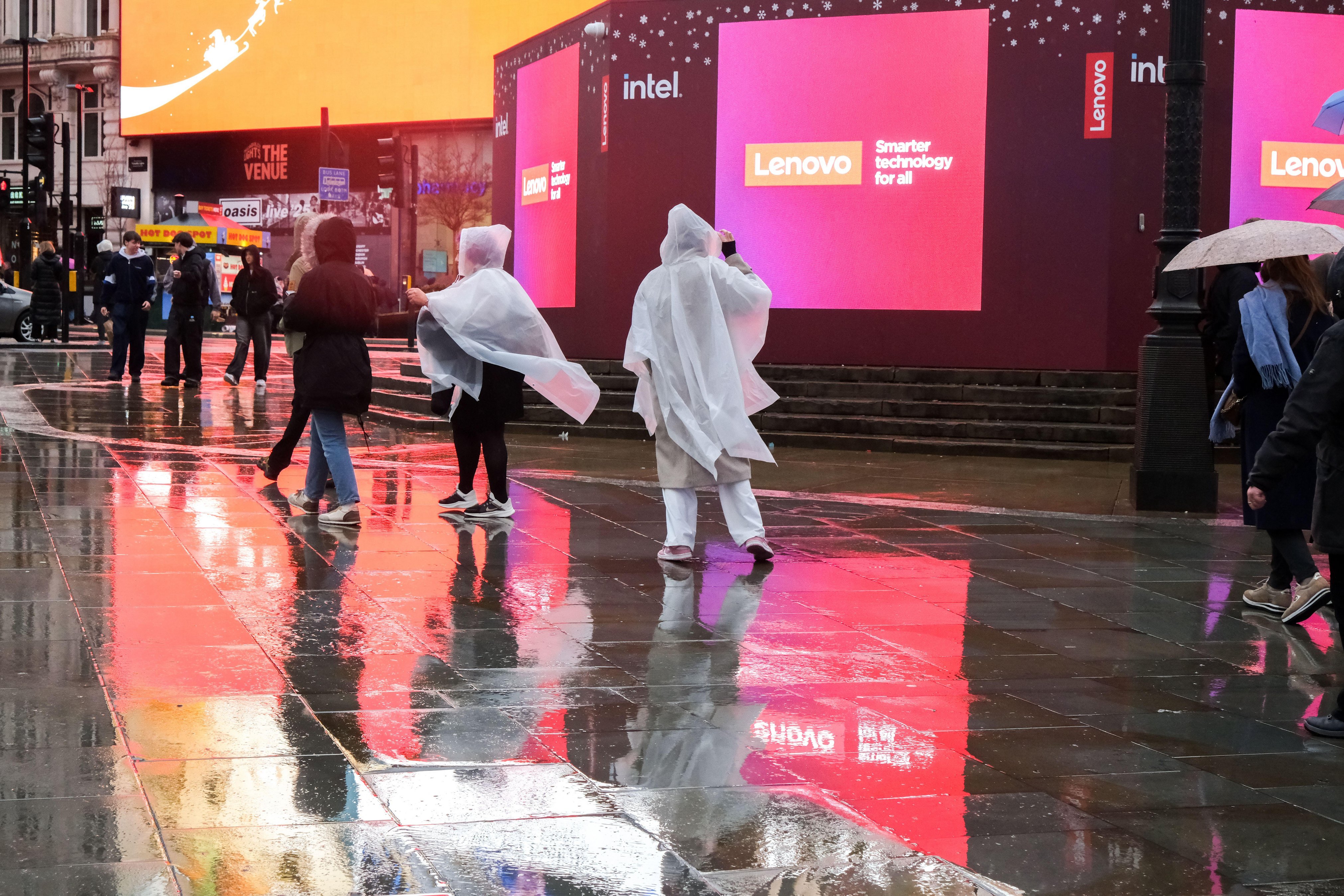 Piccadilly Circus, London, UK. 7th Dec 2025. UK Weather: Rainy day in London. Credit: Matthew Chattle/Alamy Live News