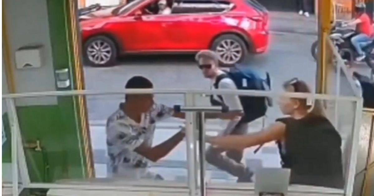 An American couple was reportedly recorded in Colombia while the male left his female companion to deal with a knife attack alone.