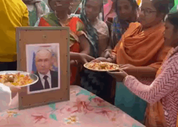 Watch as Putin is hailed like a GOD in India before state visit