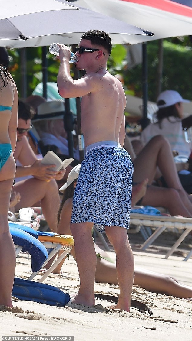 Their eldest son Kai, 16, looked relaxed