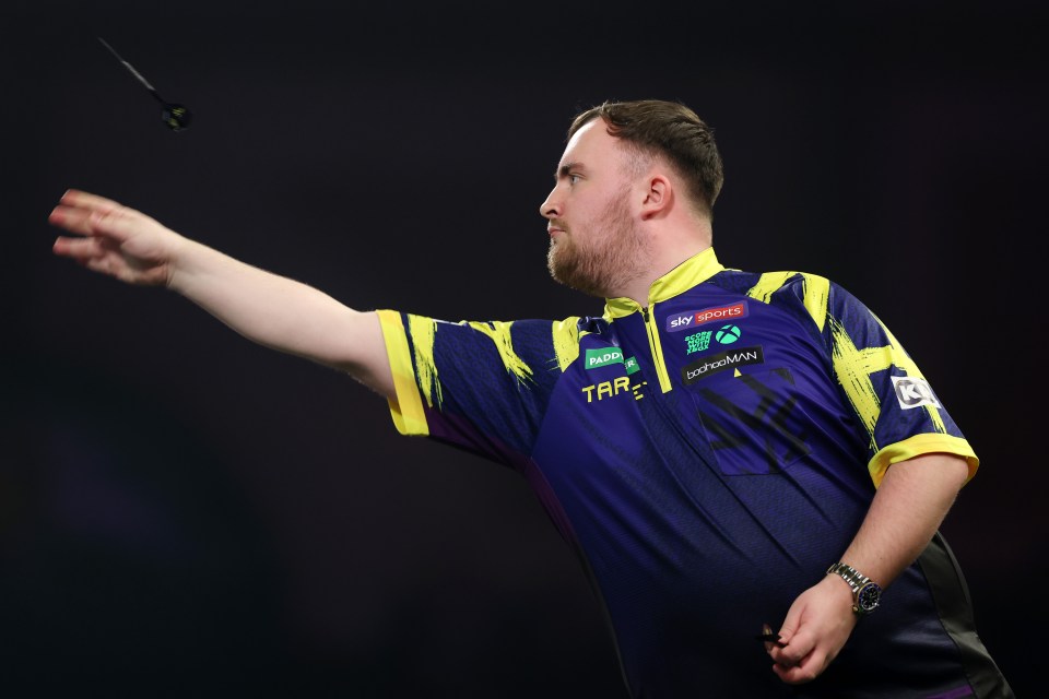 Luke Littler of England throwing a dart.
