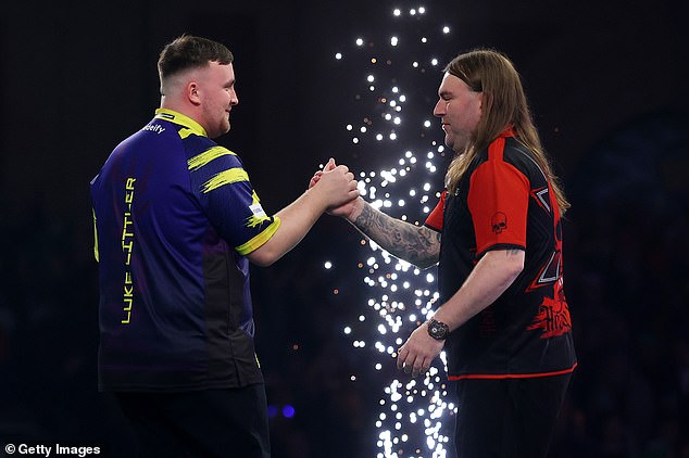 Littler embraces Ryan Searle after beating his English compatriot 6-1 during their semi-final