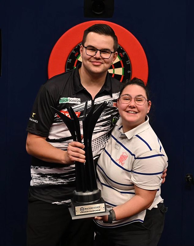 Van Veen poses alongside his girlfriend Kyana Frauenfelder after winning a tournament