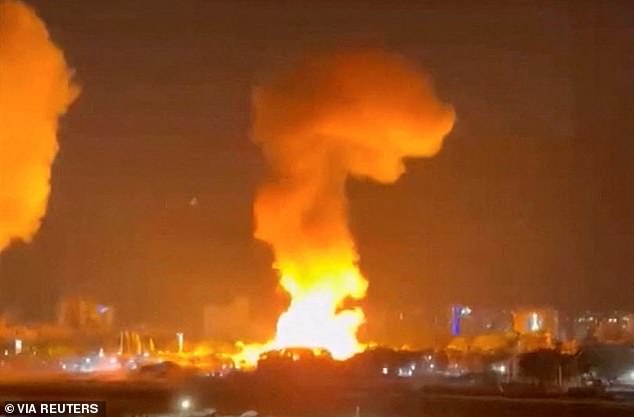 An explosion rocks Caracas in the early hours of Saturday morning during the United States raid that led to the capture of President Nicolas Maduro and his wife Cilia