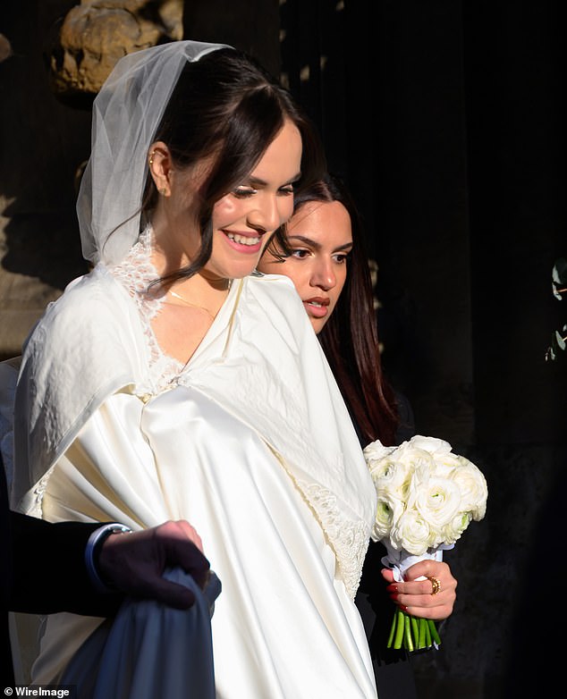 Holly was inspired by Kate's chic and clean colour palette for her florals and opted for a simple bunch of white ranunculus by London florist Rob Van Helden