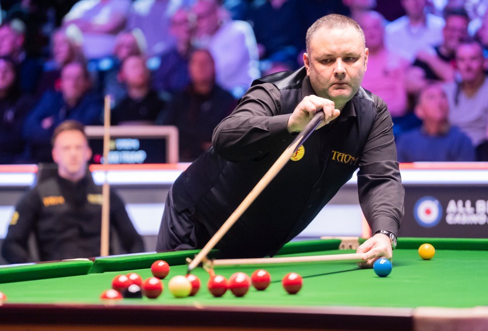 Stephen Maguire plays snooker at the 2025 Victorian Plumbing UK Championship.