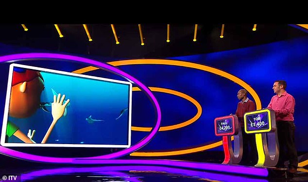 The clue saw a girl looking into an aquarium packed full of sting rays, but one of them kept flashing a bright light towards her eyes, seeing her look away