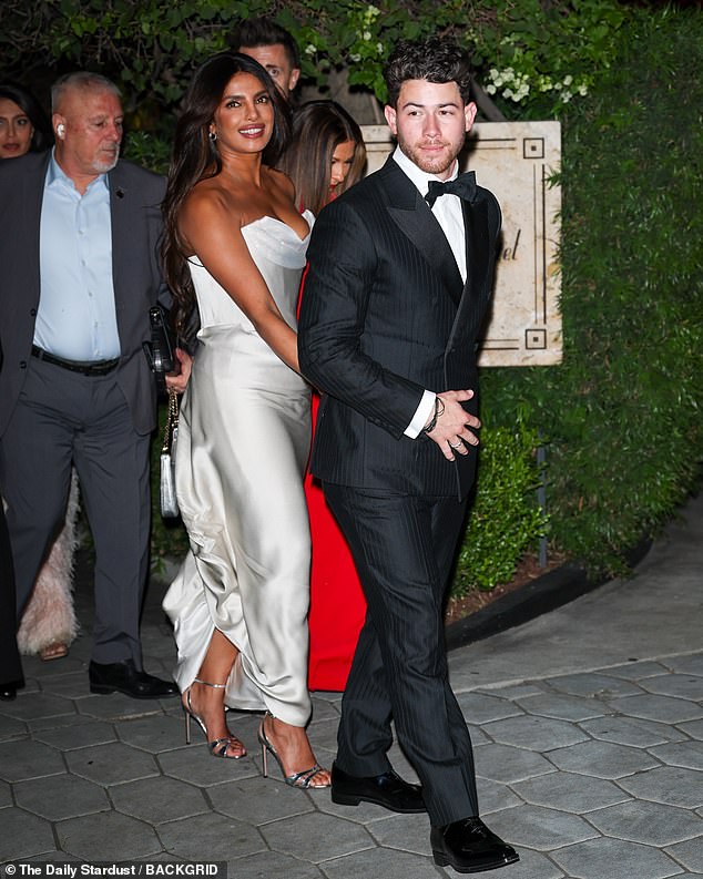 As the night continued, Singer Nick Jonas and actress Priyanka Chopra were also spotted arriving