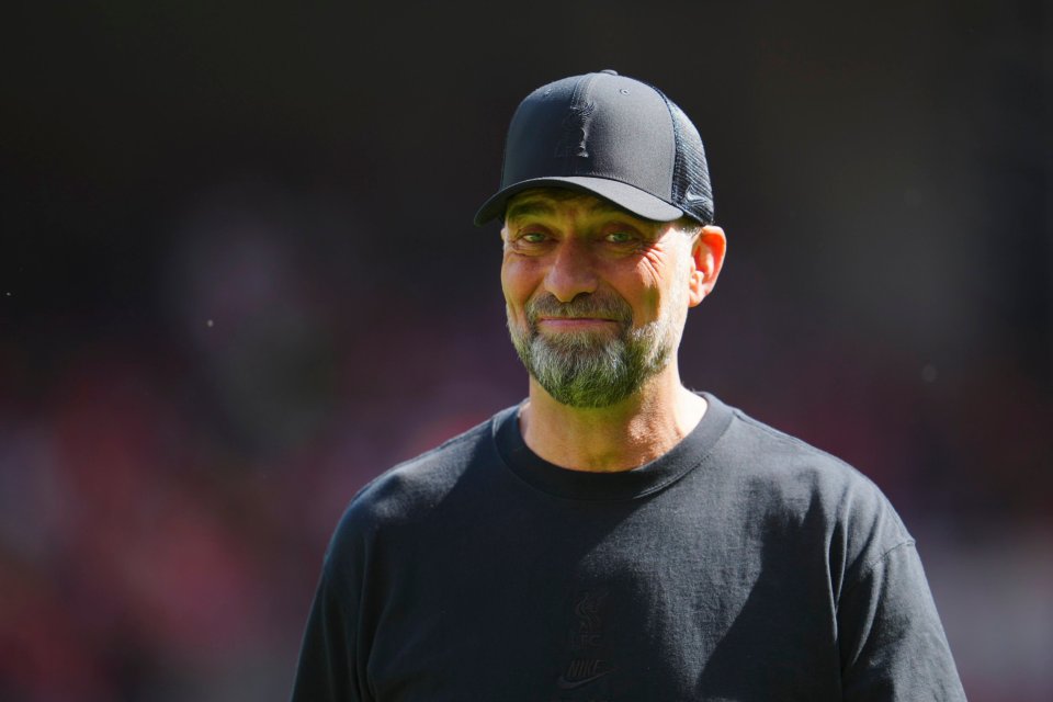 Jurgen Klopp wearing a black t-shirt and a black baseball cap.