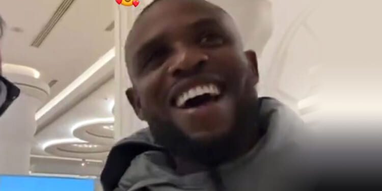 Premier League star tells fan he wants to join Man Utd as supporters joke 'and I want to date Jessica Alba'