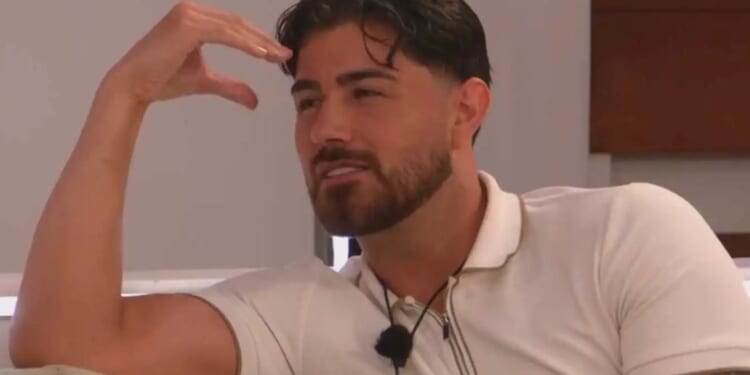 Love Island fans slam Scott as he uses the same chat up line on Belle AND Leanne in cringeworthy scenes