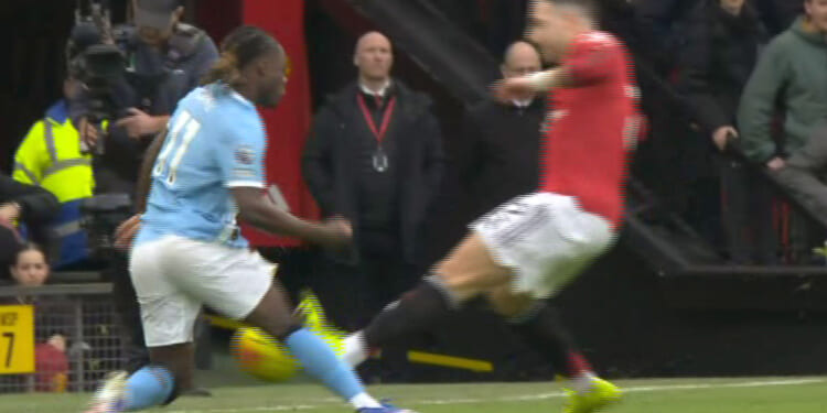 '100% red card' - Ex-Premier League referee baffled as Man Utd star Diogo Dalot escapes red card vs Man City