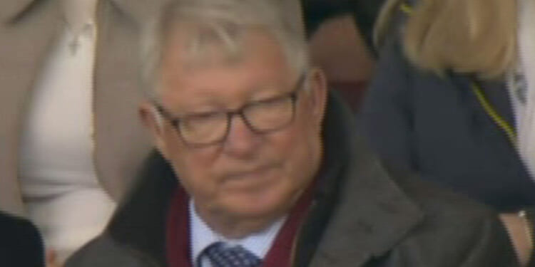 'Help us please' - Man Utd fans urge former star sat next to Sir Alex Ferguson to come and save their season