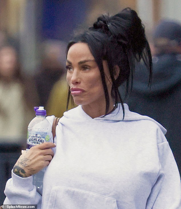 Despite recent concerns around her appearance, Katie cut a relaxed figure as she headed to the sunbed salon for a tanning session