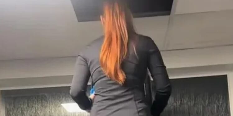 People say woman’s ‘gym needs demolishing’ after seeing how she has to use a machine & she begs them to ‘send help’