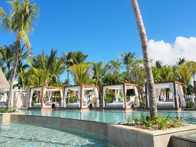 The couple belatedly flew from London to Mauritius after delaying their 10-day escape while three-time Olympic gold medallist Adam took part in a swimming competition in Romania