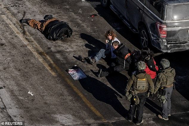 Minnesota law allows permit holders to openly carry handguns in public without concealing them