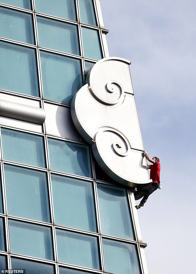 Honnold is climbing without ropes, live on Netflix - although the feed has a 10-second delay